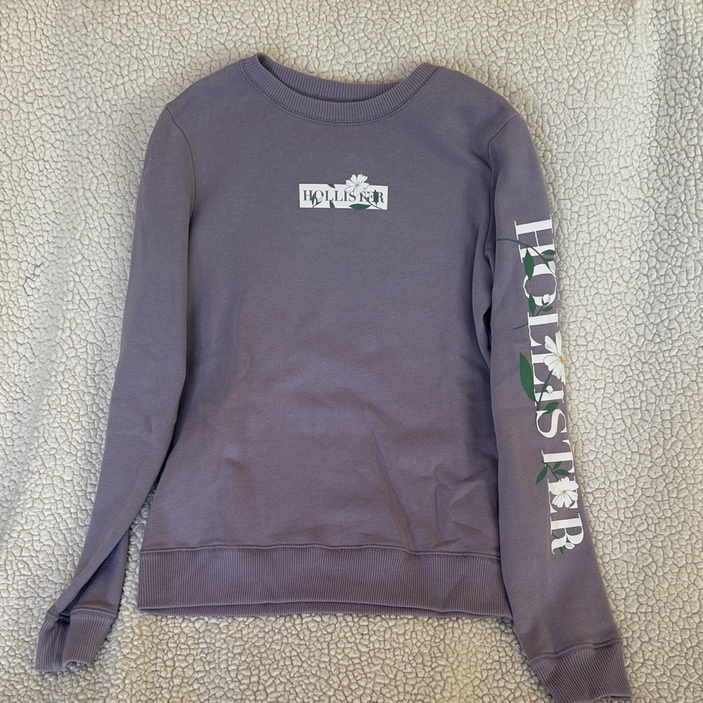 ⭐️Hollister Women's Lavender Crew Neck Sweatshirt